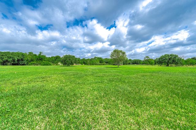1095 County Road 423, Alvin, TX 77511