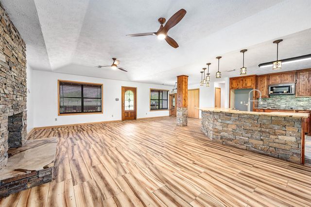 1095 County Road 423, Alvin, TX 77511