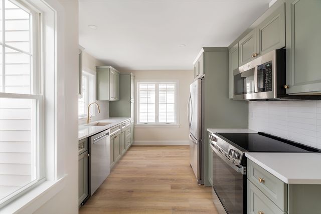 121 Fayette B, Quincy, MA 02170