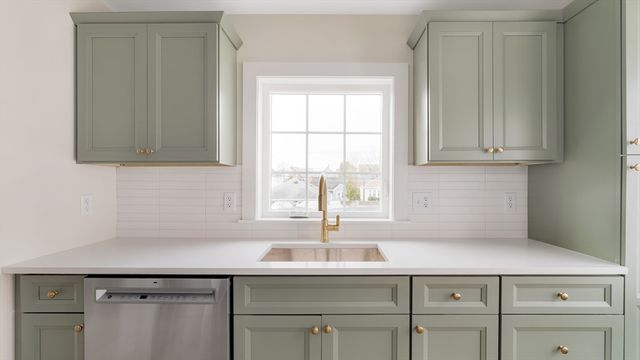 121 Fayette B, Quincy, MA 02170