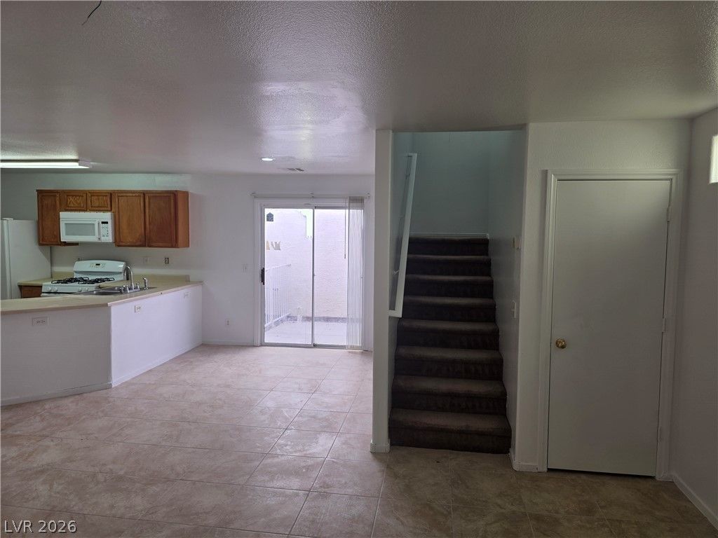 Image 6 of property listing at 10026 Crisp Clover Street, Las Vegas, NV 89183