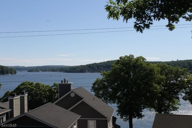 29 Elba Ave, Hopatcong Boro, NJ 07843
