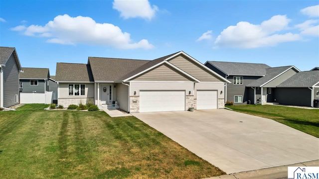 2004 Bluestem Drive, Mankato, MN 56001