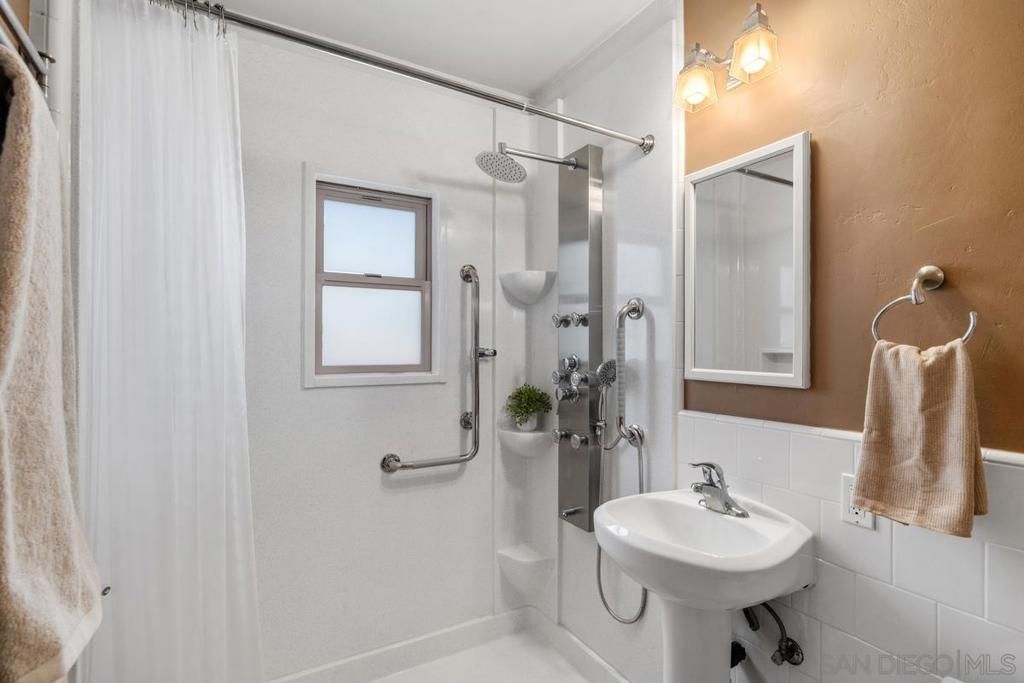 Image 11 of property listing at 1674 1676 Cable St, San Diego, CA 92107