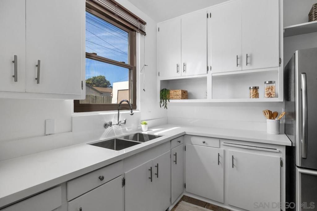 Image 5 of property listing at 1674 1676 Cable St, San Diego, CA 92107