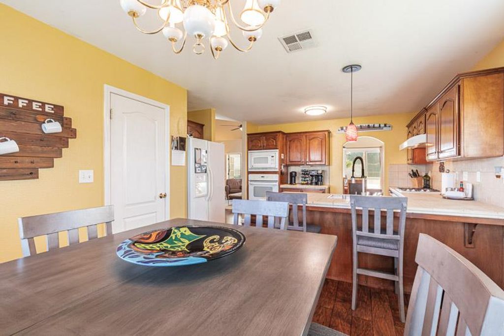 Image 17 of property listing at 2757 E Jon Drive, Fresno, CA 93720