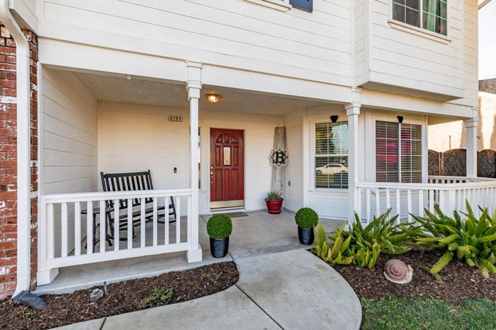 Image 3 of property listing at 2757 E Jon Drive, Fresno, CA 93720