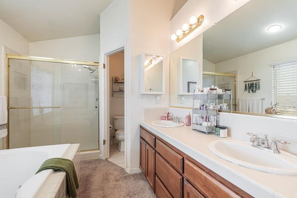 Image 31 of property listing at 2757 E Jon Drive, Fresno, CA 93720