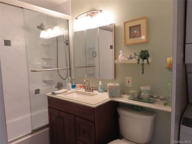 463 Mariners Way, Copiague, NY 11726