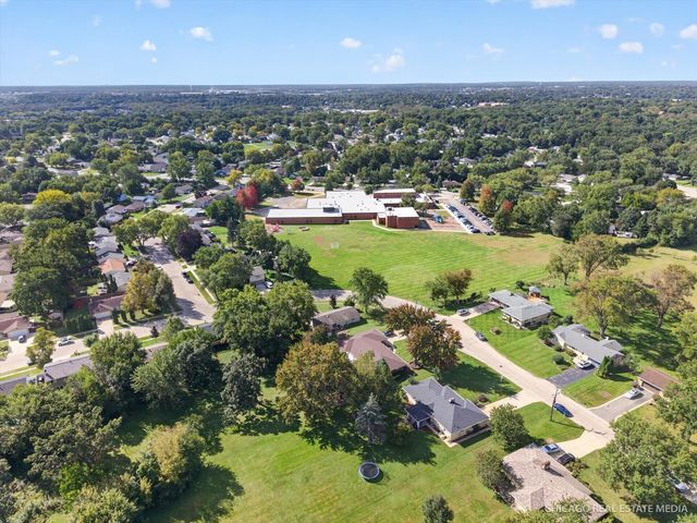 465 N Shady Oaks Drive, Elgin, IL 60120