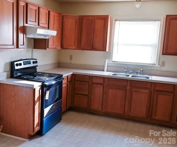 1121 Grovewood Drive, Charlotte, NC 28208