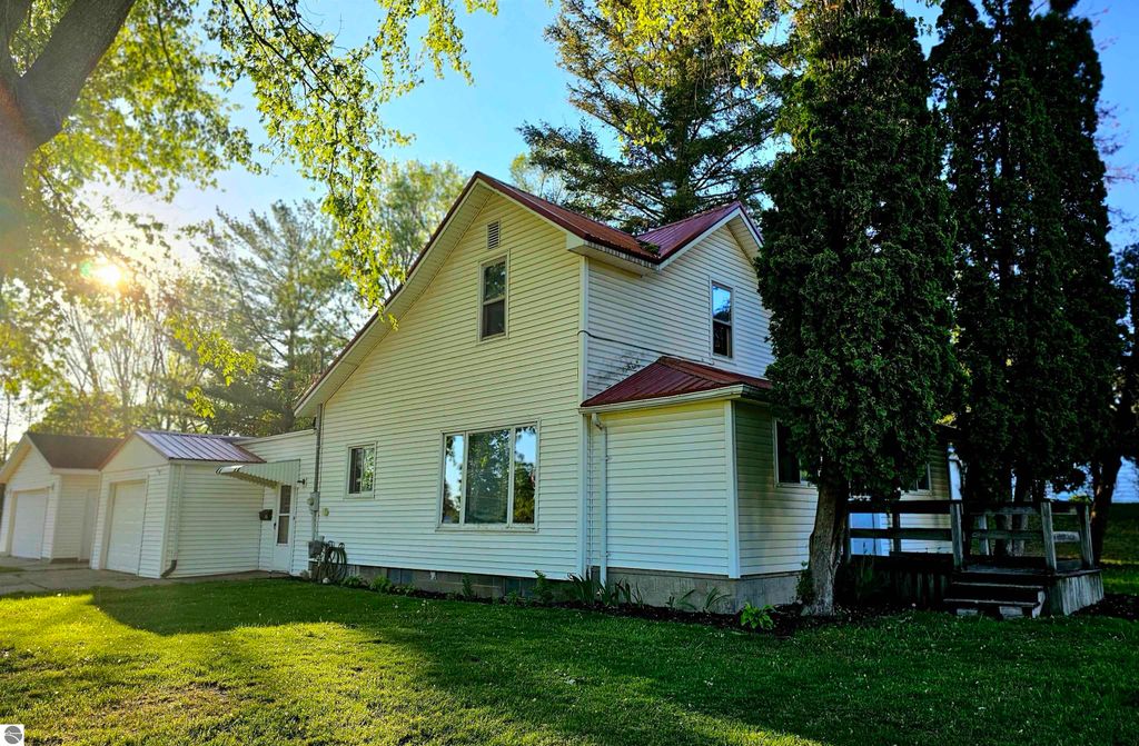 Image 1 of property listing at 420 S Clinton, St Louis, MI 48880
