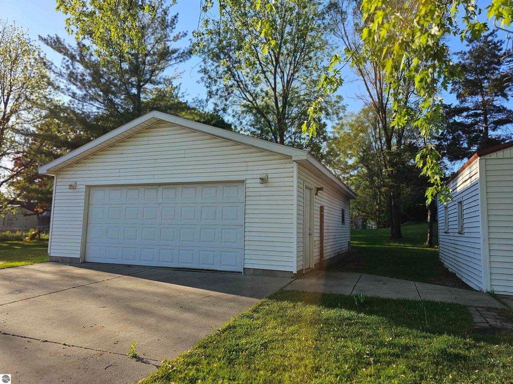 Image 31 of property listing at 420 S Clinton, St Louis, MI 48880