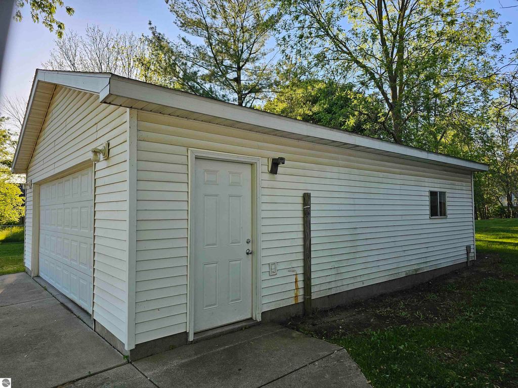 Image 33 of property listing at 420 S Clinton, St Louis, MI 48880