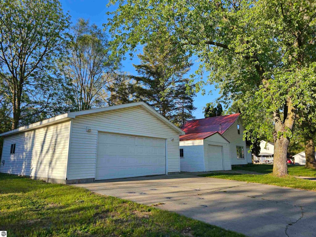 Image 38 of property listing at 420 S Clinton, St Louis, MI 48880