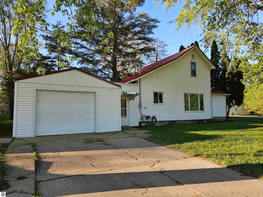 Image 4 of property listing at 420 S Clinton, St Louis, MI 48880