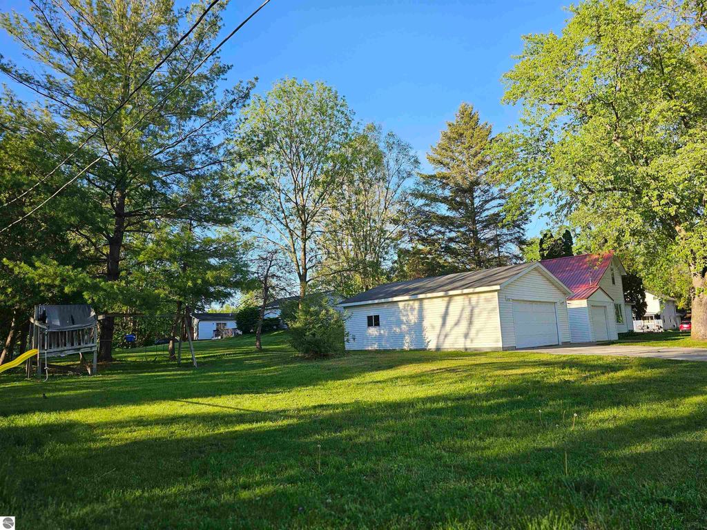 Image 5 of property listing at 420 S Clinton, St Louis, MI 48880