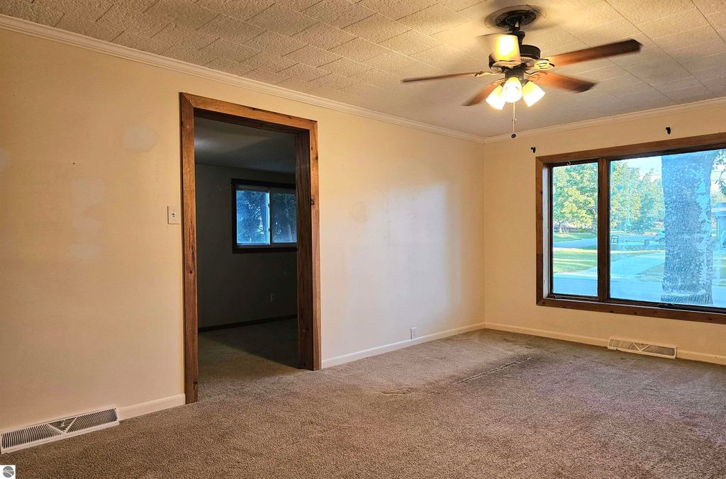 Image 9 of property listing at 420 S Clinton, St Louis, MI 48880