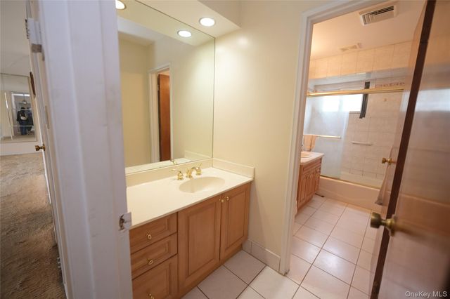 96 Cedar Drive W, Plainview, NY 11803