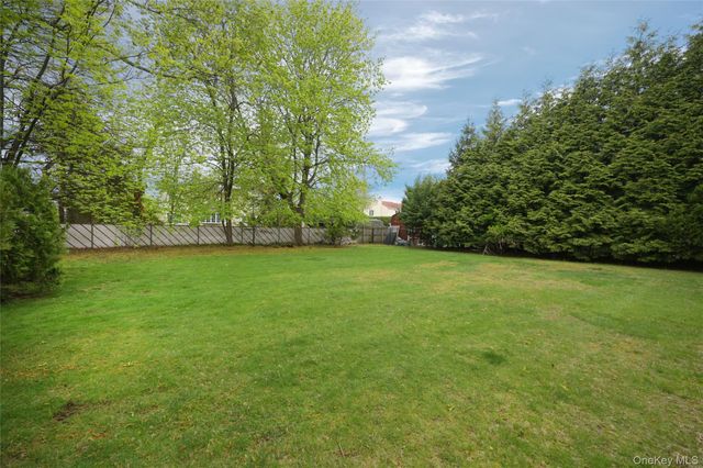 96 Cedar Drive W, Plainview, NY 11803