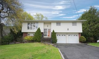 96 Cedar Drive W, Plainview, NY 11803