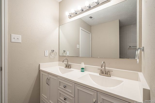 9323 Valley Hedge, San Antonio, TX 78250