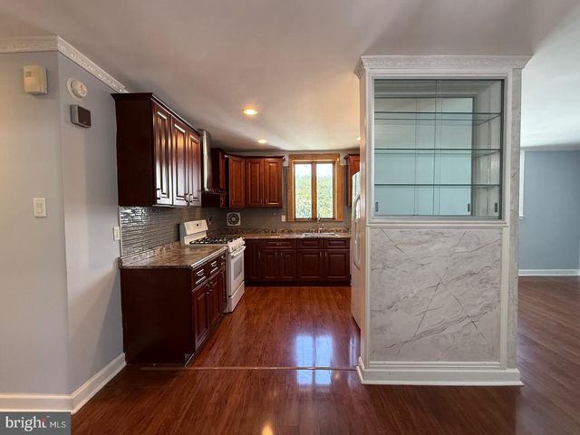 1600 FOX CHASE RD, Philadelphia, PA 19152