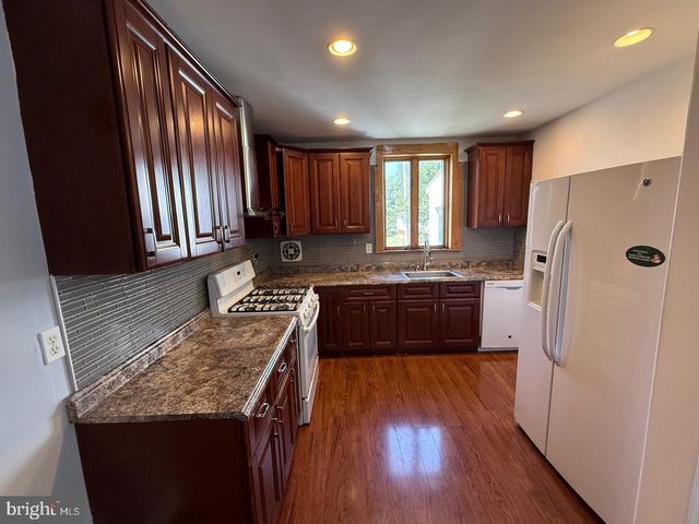 1600 FOX CHASE RD, Philadelphia, PA 19152