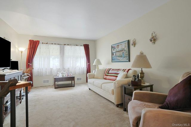 25 College Avenue 111, Nanuet, NY 10954