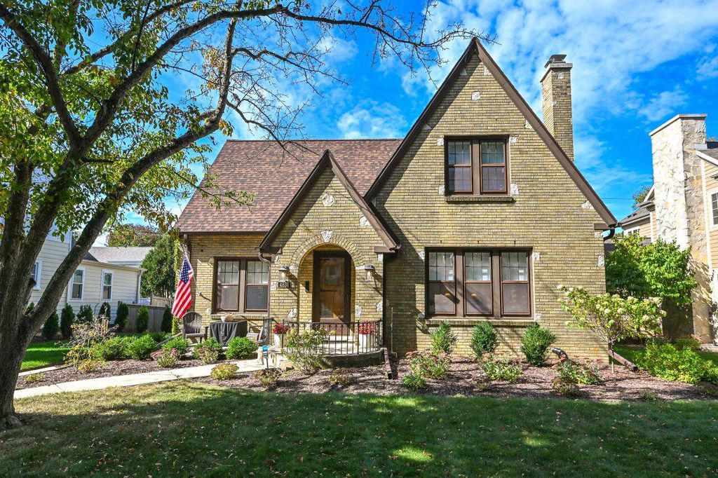 4831 N Bartlett AVENUE, Whitefish Bay, WI 53217