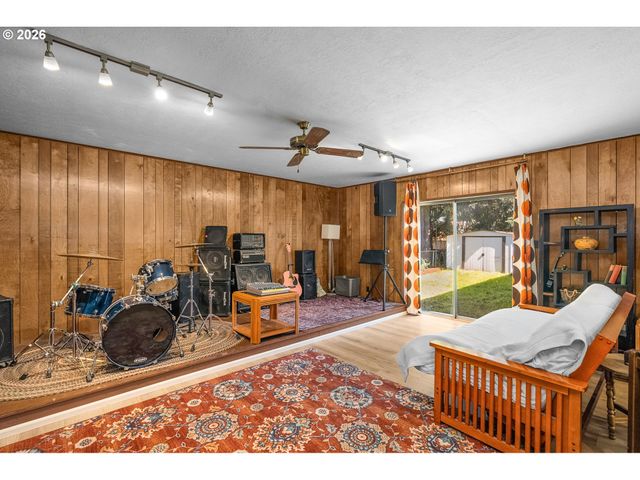 9945 N LOMBARD St, Portland, OR 97203