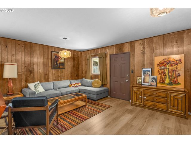 9945 N LOMBARD St, Portland, OR 97203