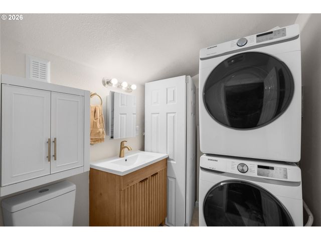 9945 N LOMBARD St, Portland, OR 97203