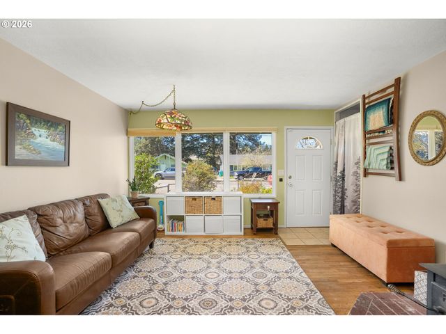 9945 N LOMBARD St, Portland, OR 97203