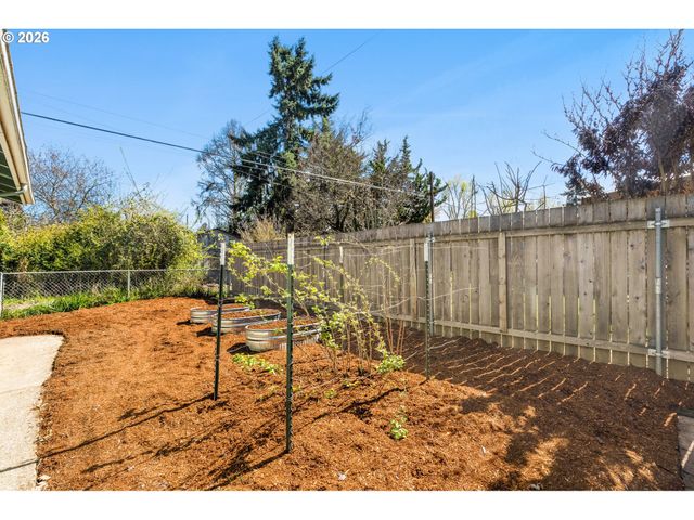 9945 N LOMBARD St, Portland, OR 97203