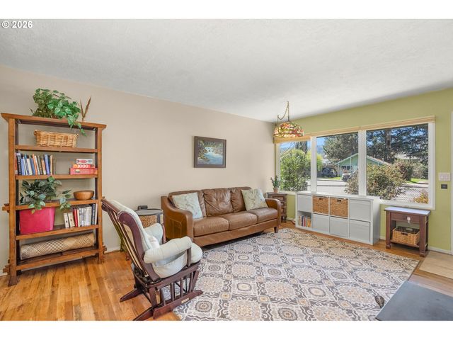 9945 N LOMBARD St, Portland, OR 97203