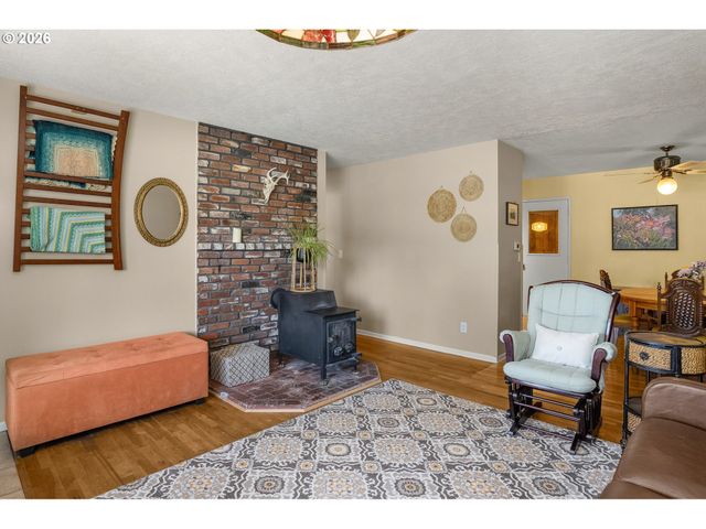 9945 N LOMBARD St, Portland, OR 97203