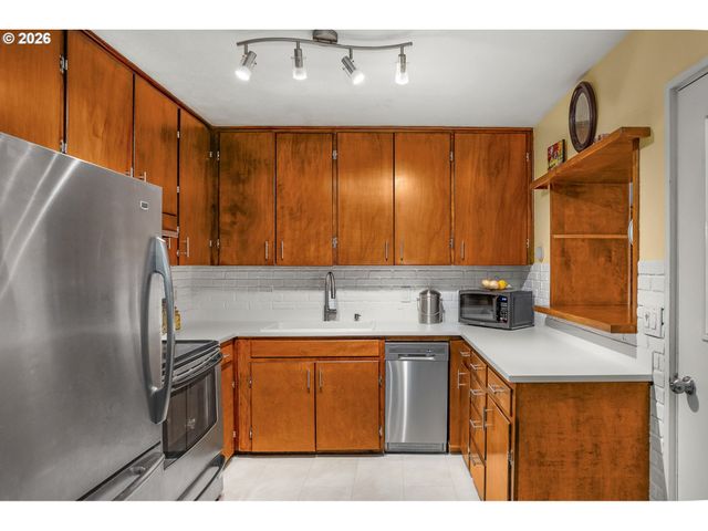 9945 N LOMBARD St, Portland, OR 97203