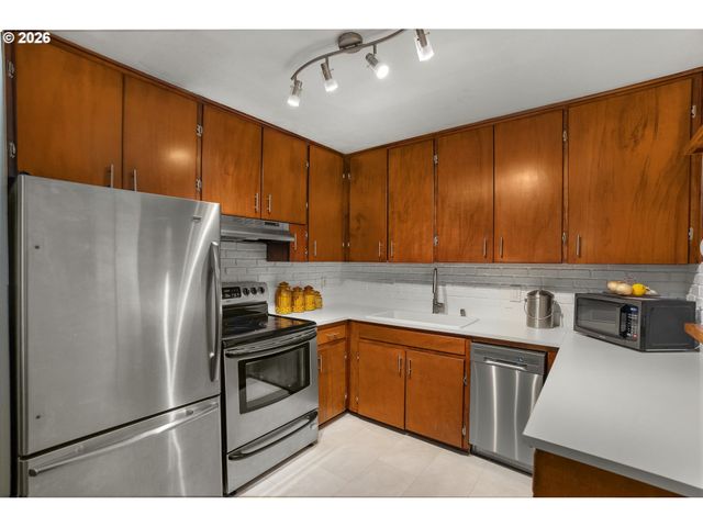 9945 N LOMBARD St, Portland, OR 97203