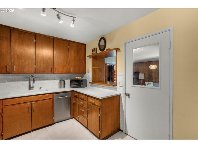 9945 N LOMBARD St, Portland, OR 97203