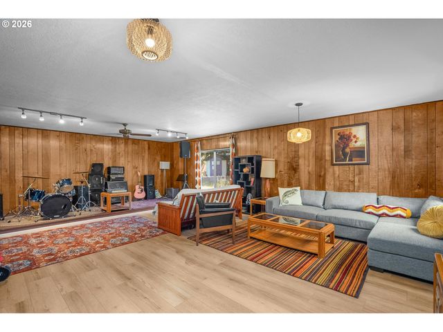 9945 N LOMBARD St, Portland, OR 97203