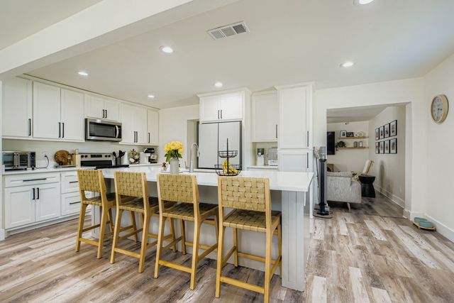 1601 Rindie Street, Irving, TX 75060