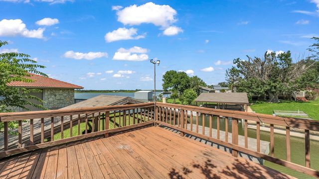 696 Harbor Drive N, Azle, TX 76020
