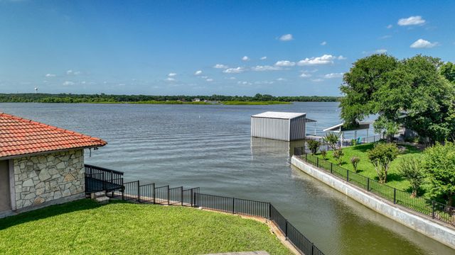 696 Harbor Drive N, Azle, TX 76020