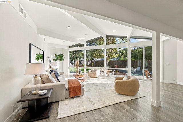 925 Juanita Dr, Lafayette, CA 94595