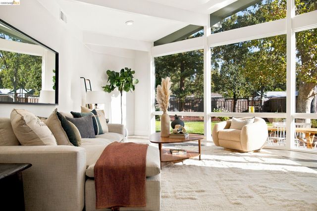925 Juanita Dr, Lafayette, CA 94595