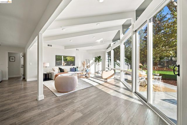 925 Juanita Dr, Lafayette, CA 94595