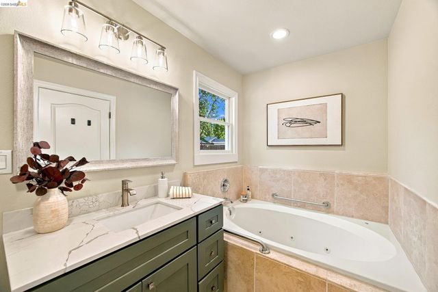 925 Juanita Dr, Lafayette, CA 94595