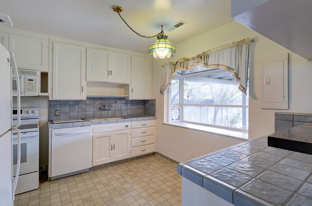 433 W Robinson Avenue, Fresno, CA 93705