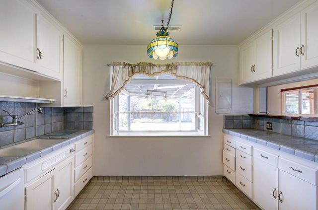 433 W Robinson Avenue, Fresno, CA 93705